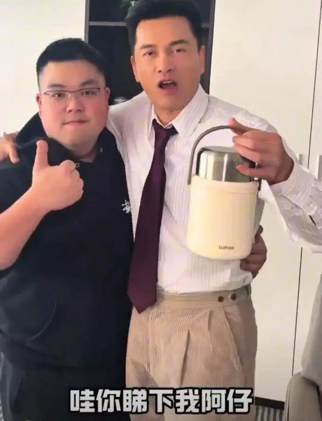 70岁吕良伟罕与儿子同框，吕善扬身材圆润，两人不像父子更像兄弟
