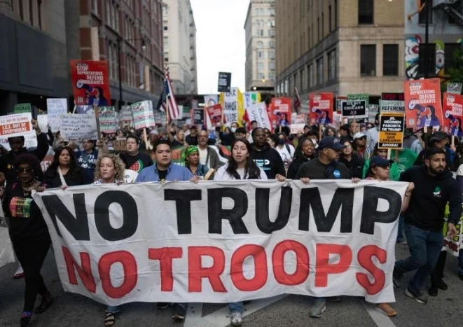 特朗普威胁对芝加哥动用“战争部”，数千民众抗议：阻止这个法西斯政权