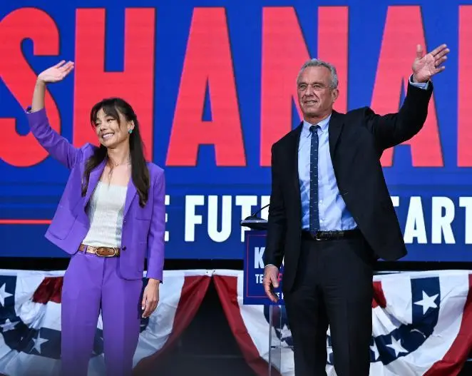 财富、毒品和性！美国首位华裔副总统候选人的另一面
