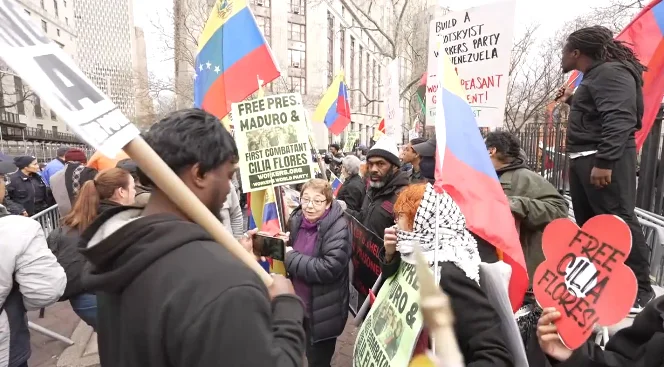 当地时间3月26日，马杜罗支持者聚集在法院外抗议，要求释放马杜罗。 视频截图