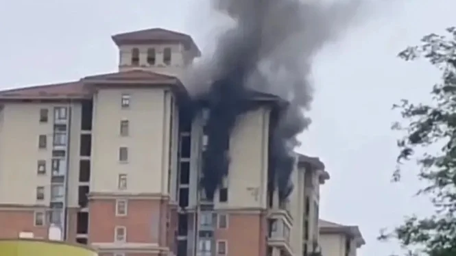 四川宜宾发生火灾，1人从住宅坠落