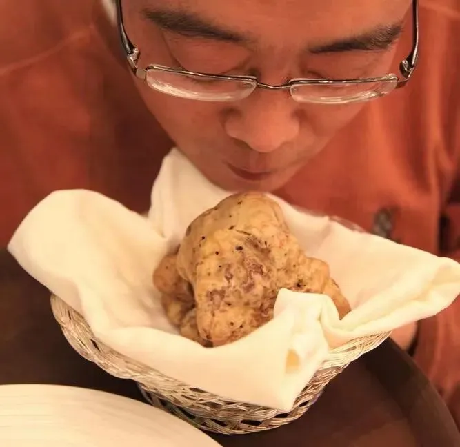 △《舌尖上的中国》美食顾问董克平在白松露烹饪之前,深深地吸入松露香气的瞬间。(图/微博@董克平)
