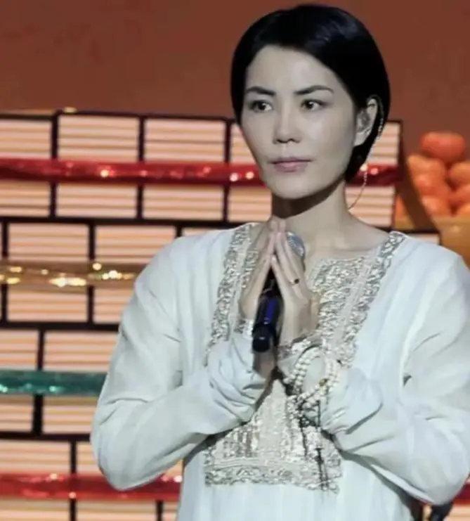 54岁王菲修行真相曝光！“我每天打坐3小时”的佛系生活引热议