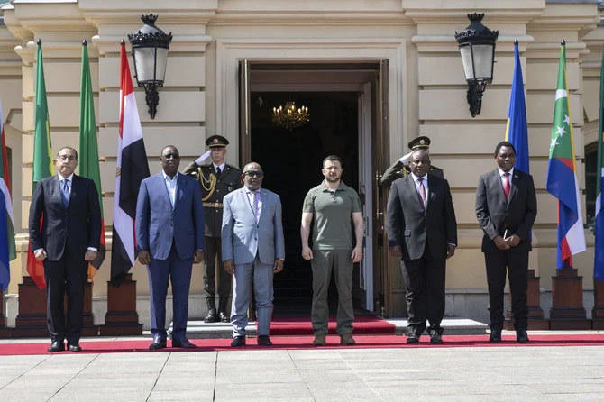 ↑6月16日，埃及总理马德布利、塞内加尔总统萨勒、科摩罗总统阿扎利、乌克兰总统泽连斯基、南非总统拉马福萨和赞比亚总统希奇莱马在基辅举行会谈