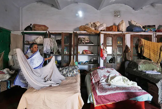 ● 一名寡妇正在住所铺床。图片来源：路透社
