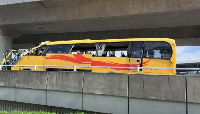 涉事巴士车头严重损毁。图源：星岛头条网