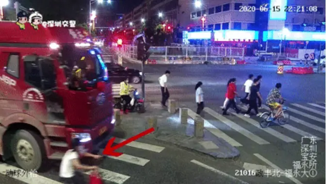 女子瞬间被大车卷入车底！不幸身亡，又跟它有关（杭州一女子卷入车底）