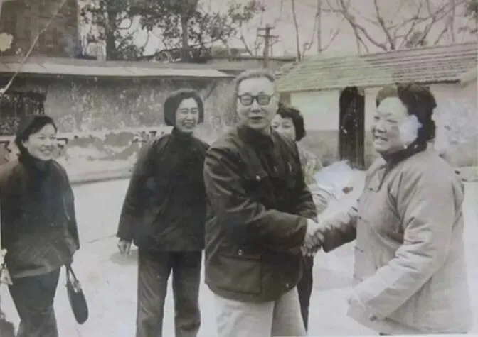 1980年2月,寒假后的开学第一天,当时的上海市教育局领导杭苇来到建襄小学