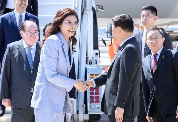 ▎4月7日中午，鄭麗文率團非上海，國台辦主任宋濤親自到機場迎接。圖源：星島日報