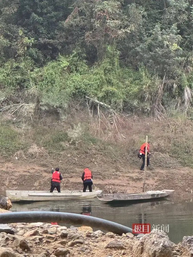 多名工作人员检查岸边的木船 （极目新闻记者 邓波 摄）