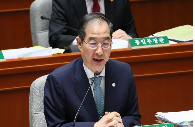 图为韩国国务总理韩德洙在国会预算决算特别委员会会议上，回答议员的提问。 图源：韩媒