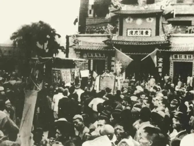 1945年10月25日，台湾民众聚集在台北公会堂（现中山堂）广场，庆祝台湾光复 图源：“央视今日关注”微信公众号