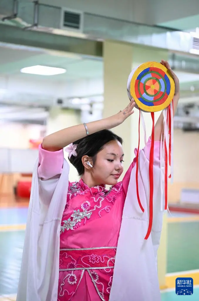 9月18日,一名学生在吉尔吉斯斯坦奥什国立大学孔子学院练习舞蹈。新华社记者 李任滋 摄