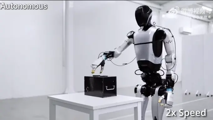 首次曝光！小米机器人给小米汽车安装车标：一气呵成 还会先撕膜