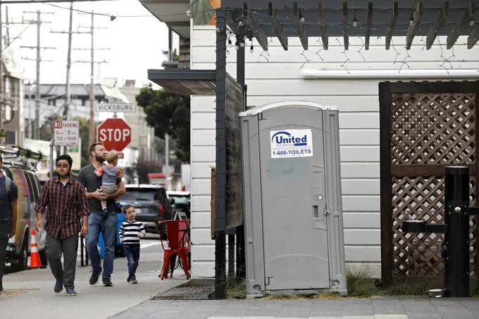 诺伊谷城市广场附近的移动厕所 图源：《旧金山纪事报》