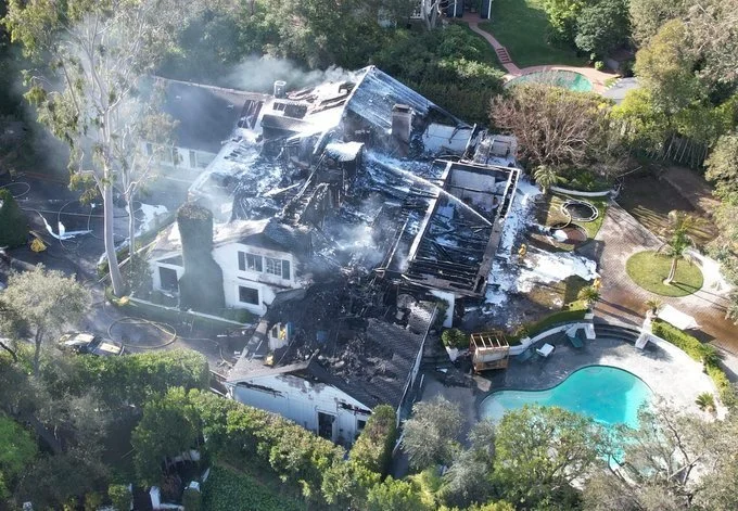 維密超模卡拉·迪瓦伊700萬美元豪宅被燒毀 火災起因仍在調查中