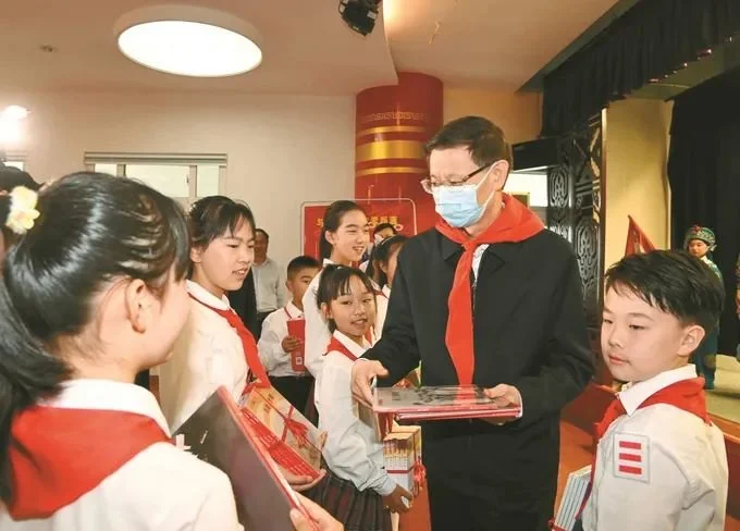 省长许昆林昨日来到南京市莫愁湖小学，向少年儿童致以节日祝贺，向辛勤工作的广大教师和少儿工作者表示诚挚问候。 本报记者 朱江 摄