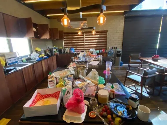 ◆奥塞格拉生前藏身的木屋，冰箱里装满了肉块、鱼类和新鲜蔬菜。（图源：El Universal）