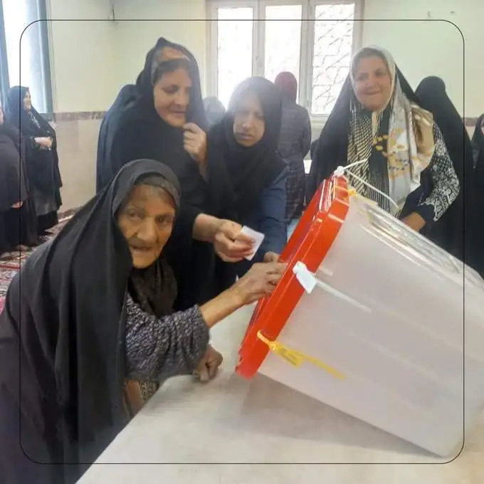 当地时间7月5日，一名95岁的伊朗妇女参加投票“Iran Election 2024”X账号