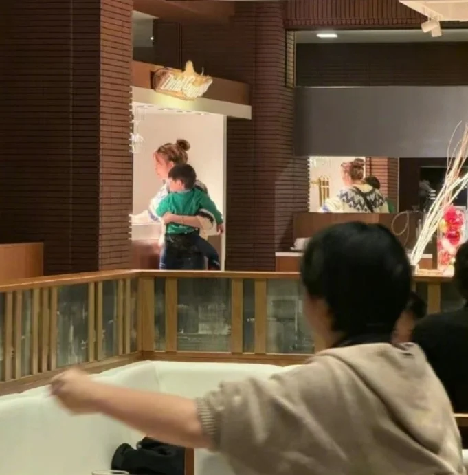 林志玲抱着儿子日本餐厅被偶遇，2岁儿子侧脸公开，软糯可爱