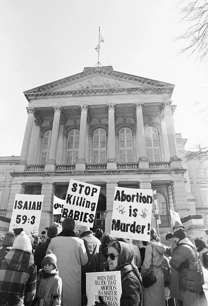 美国亚特兰大，罗诉韦德案判决周年纪念日，反堕胎抗议者在乔治亚州议会大厦前示威。 ©视觉中国