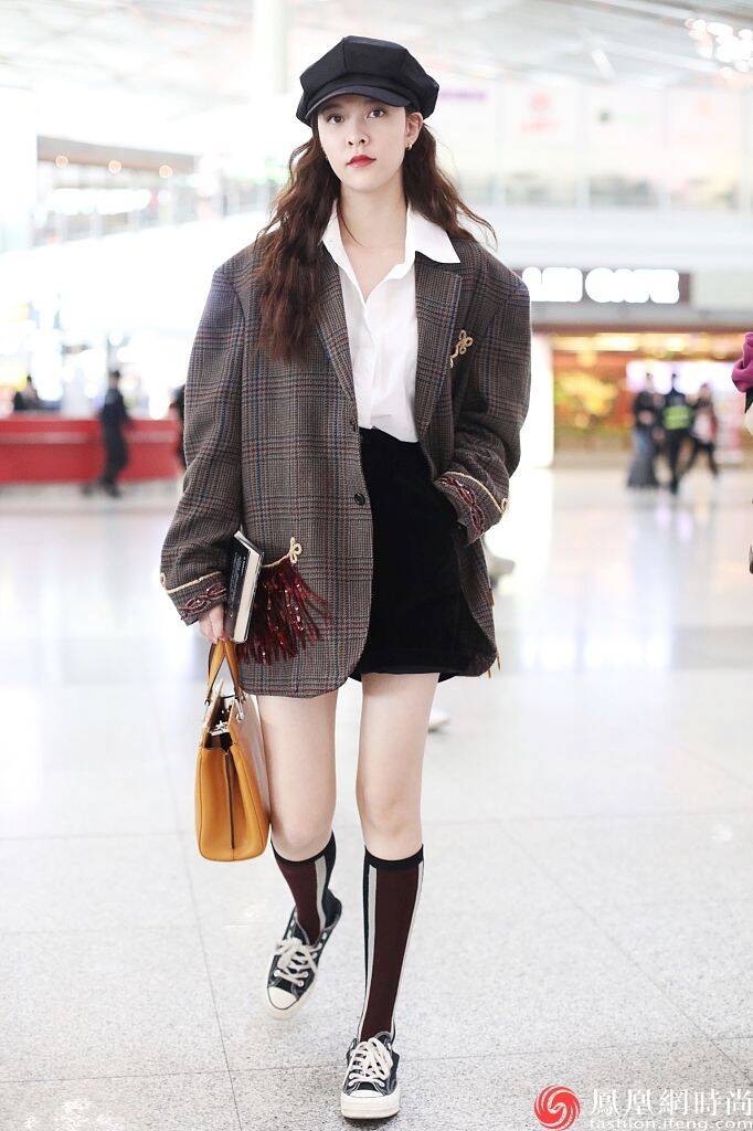 日常关注明星街拍的你一定对她的时髦穿搭经印象深刻.