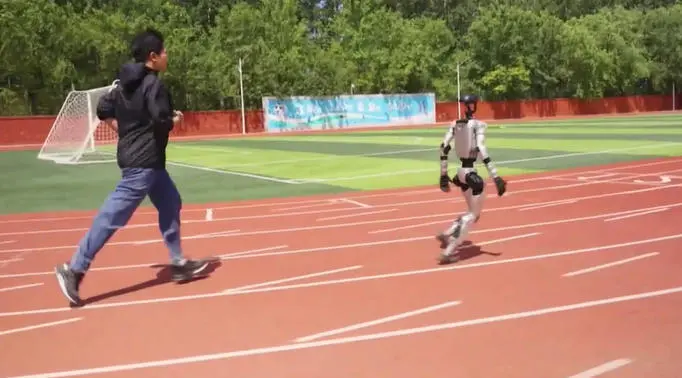 荣耀确认进军机器人产业，机器人跑步速度破纪录(图1)