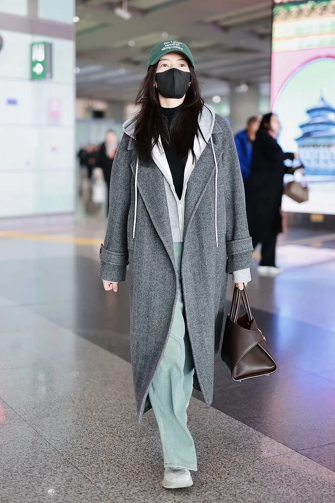 高圆圆简约灰色大衣 低调优雅引领时尚风潮