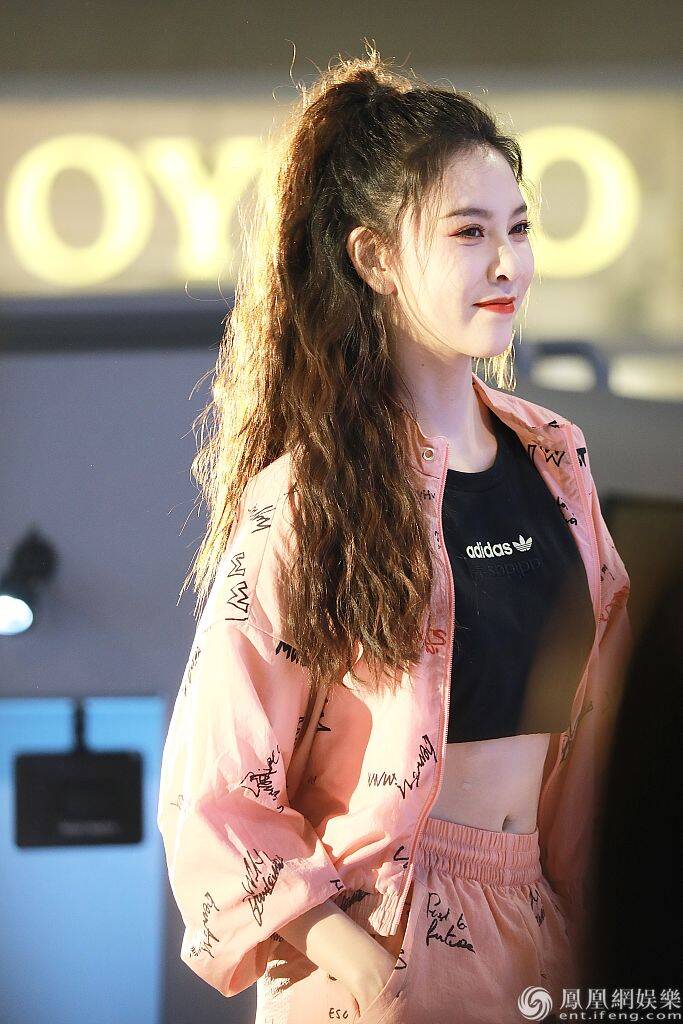 宋妍霏马尾飒气十足灿笑挥手歪头卖萌