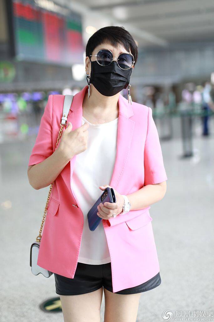  更多内容 2020-07-27 10:19:01 2020年7月27日,上海,张凯丽现身机场