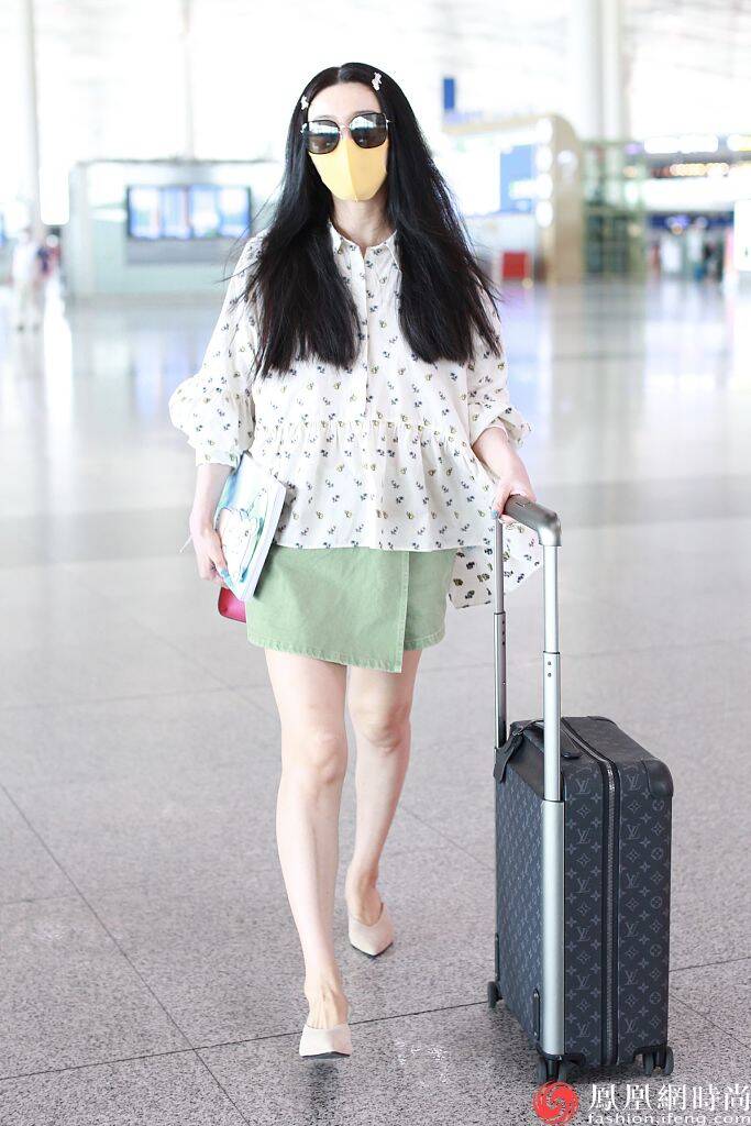 她身穿碎花娃娃衫搭配草绿色短裙,最绝的