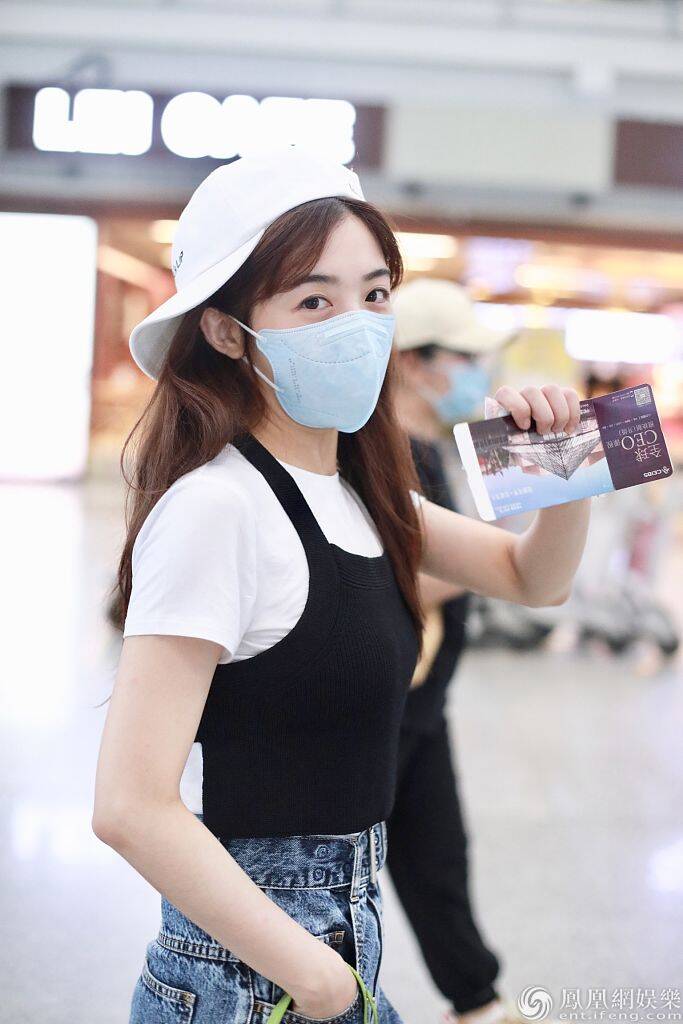 "姐姐"张含韵反戴棒球帽可可爱爱 背心外穿牛仔裤时髦减龄