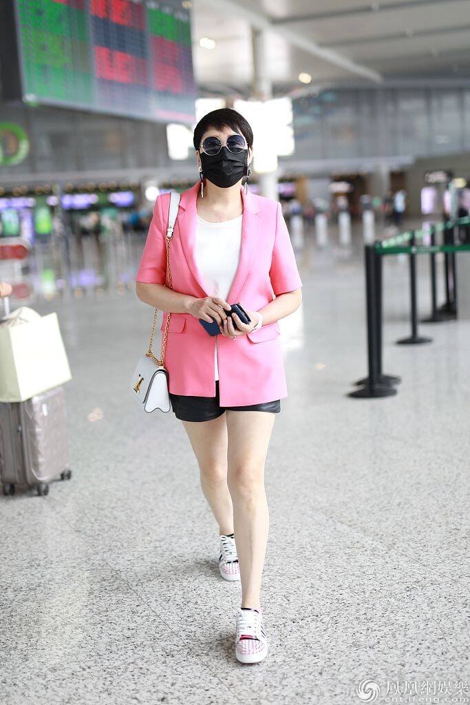 哪像58岁张凯丽玩下衣失踪秀少女腿