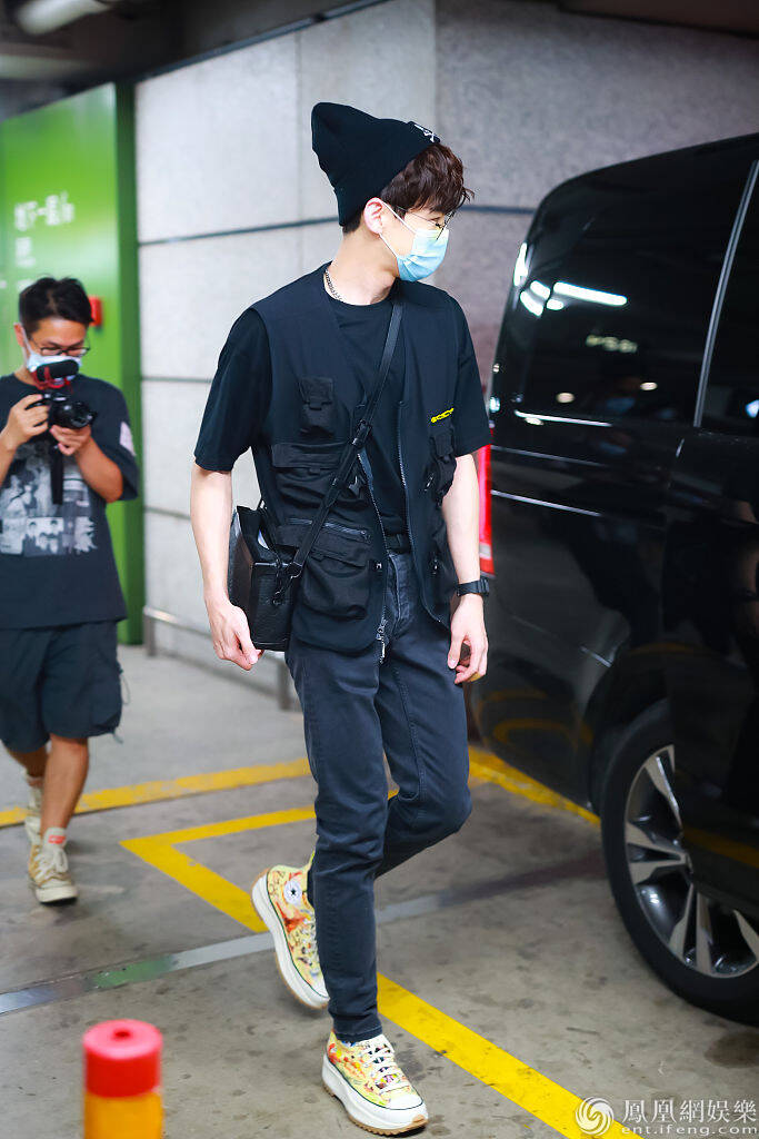  更多内容 2020-08-04 20:41:32 2020年8月4日,上海,白敬亭现身机场