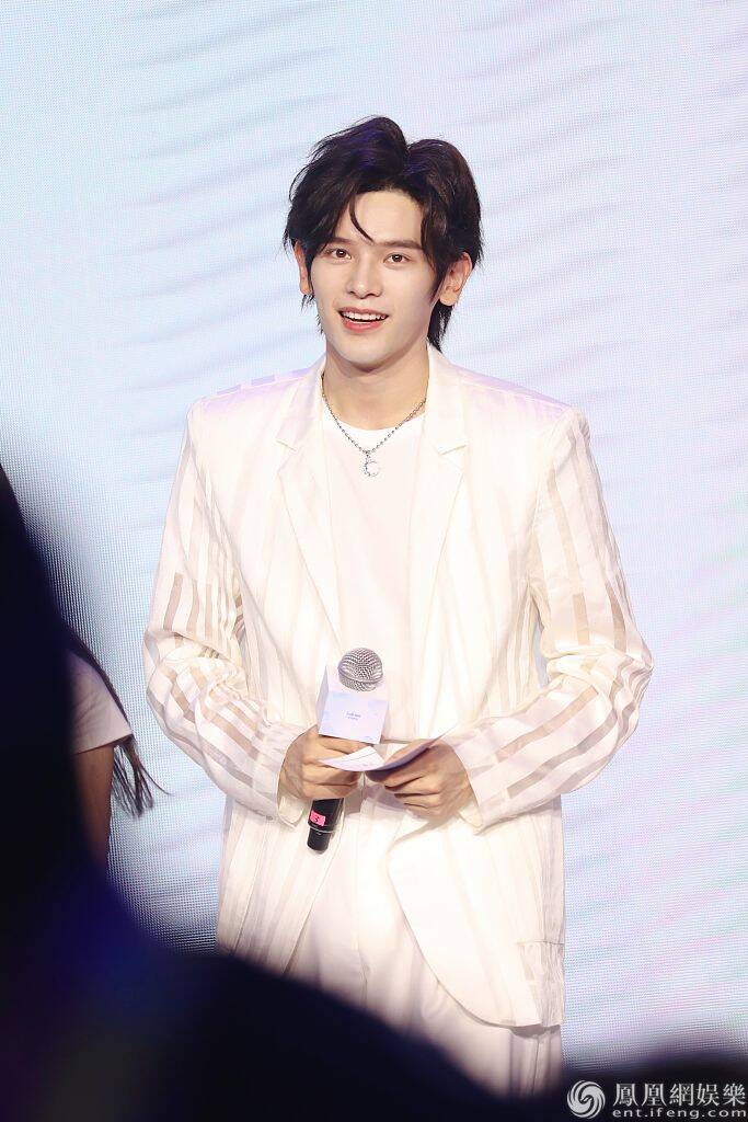 浓颜系清爽帅哥!姚弛五官立体秀精致美貌 穿条纹西装超男神