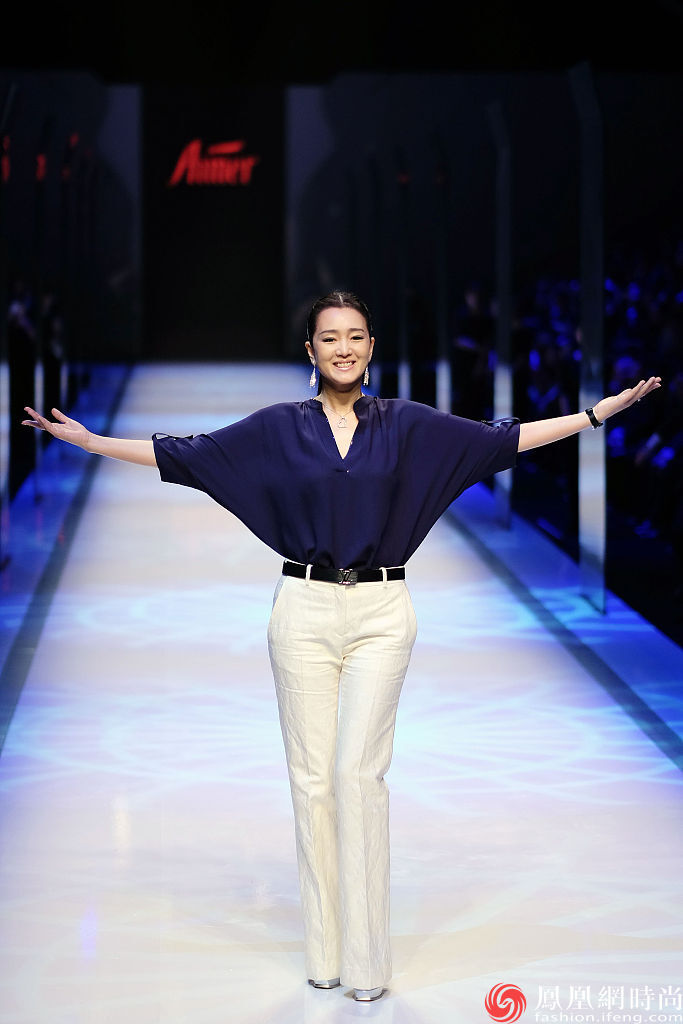  更多内容 2020-09-08 13:46:33 2020年9月8日讯,近期女星巩俐的街拍