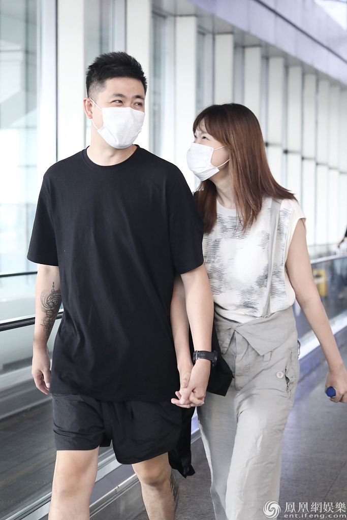 李艾和老公牵手搭机撒狗粮不时贴面低语互动甜化了