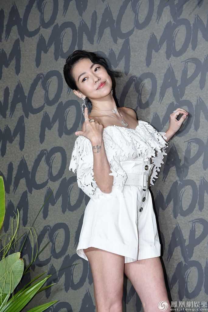 41岁辣妈小s花式凹造型超短裙秀美腿性感锁骨美翻