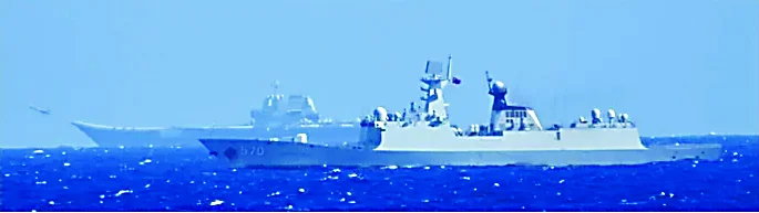日本防卫省发布的山东舰（远）与黄山舰（近）照片。
