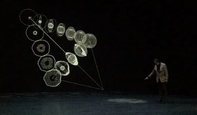 布鲁诺&middot;拉图尔的“地球三部曲”演讲表演（lecture performance）。图片来自拉图尔个人网站。
