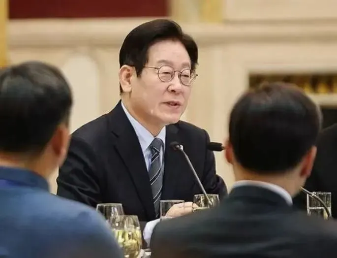 ◆1月7日，李在明出席在上海举行的随行记者团午餐座谈会。