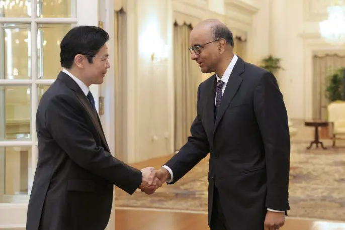 5月13日，新加坡总统尚达曼（右）根据李显龙建议，委任黄循财（左）为下一任新加坡总理，并邀请他组织新的内阁