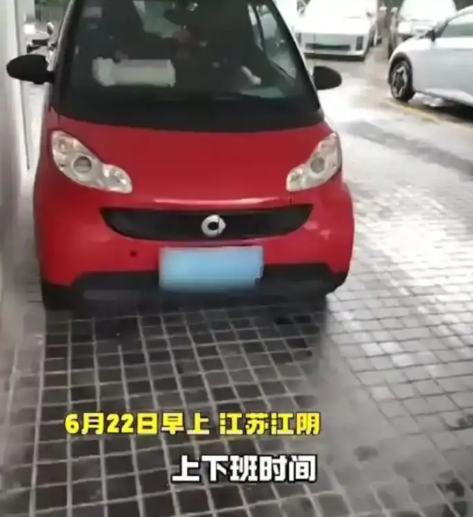 工作人员回应“女子文旅局门口躲雨被驱赶”:车多不安全_快讯_第2张_纵横网 工作人员回应“女子文旅局门口躲雨被驱赶”:车多不安全_https://www.izongheng.net_快讯_第2张