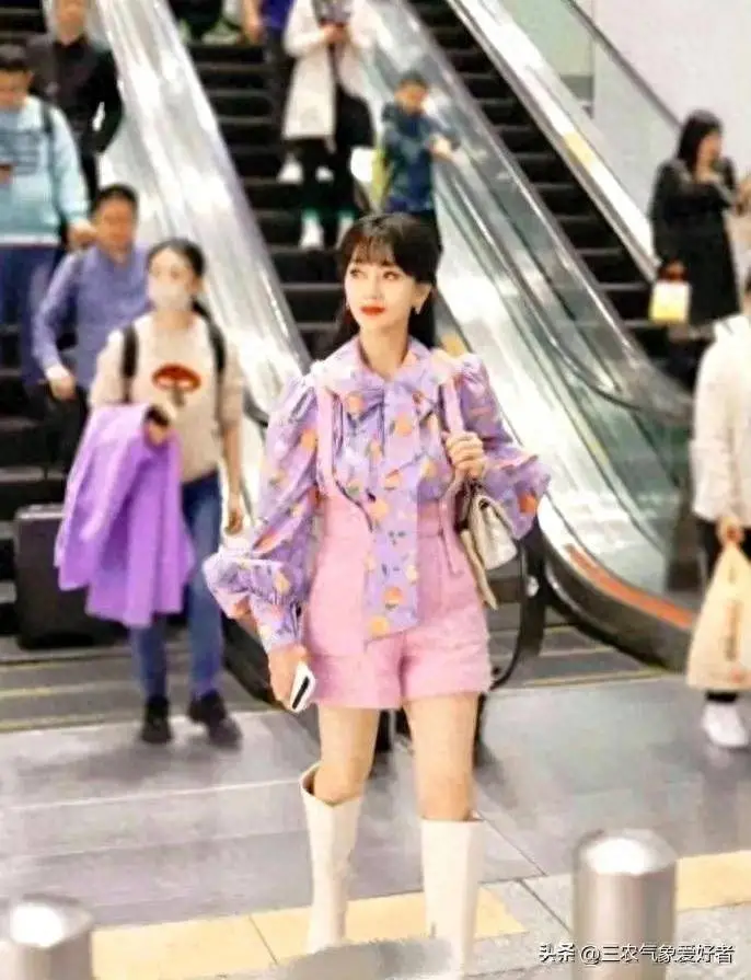 72岁赵雅芝机场穿搭粉嫩，似妙龄少女，一把年纪了还这样合适吗？