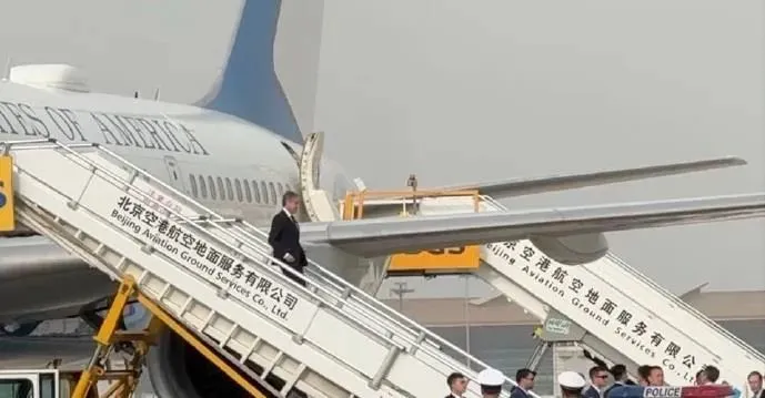 北京时间4月25日下午，美国国务卿安东尼·布林肯抵达北京。图源：央视新闻客户端