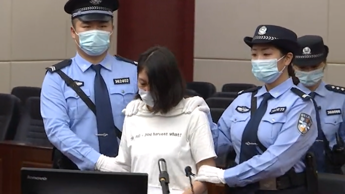 劳荣枝案庭审现场:劳被认定为主犯 听闻死刑判决后当场痛哭