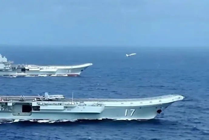 辽宁舰（上）、山东舰（下） 图：人民日报新媒体