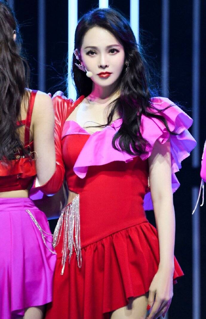 52岁伊能静穿紧身裙跳钢管舞身材火辣性感不敢看上身曲线完美