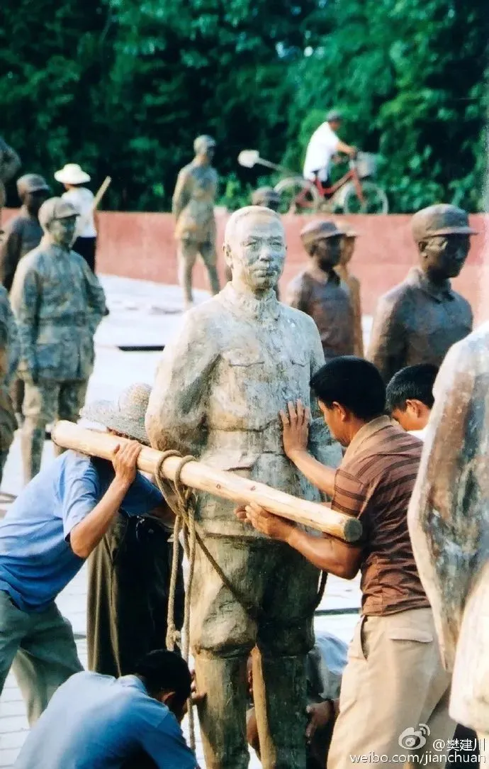 ● 工人为顺利开馆赶工