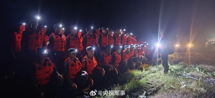 洞庭湖发生决堤险情，首批武警抵达现场